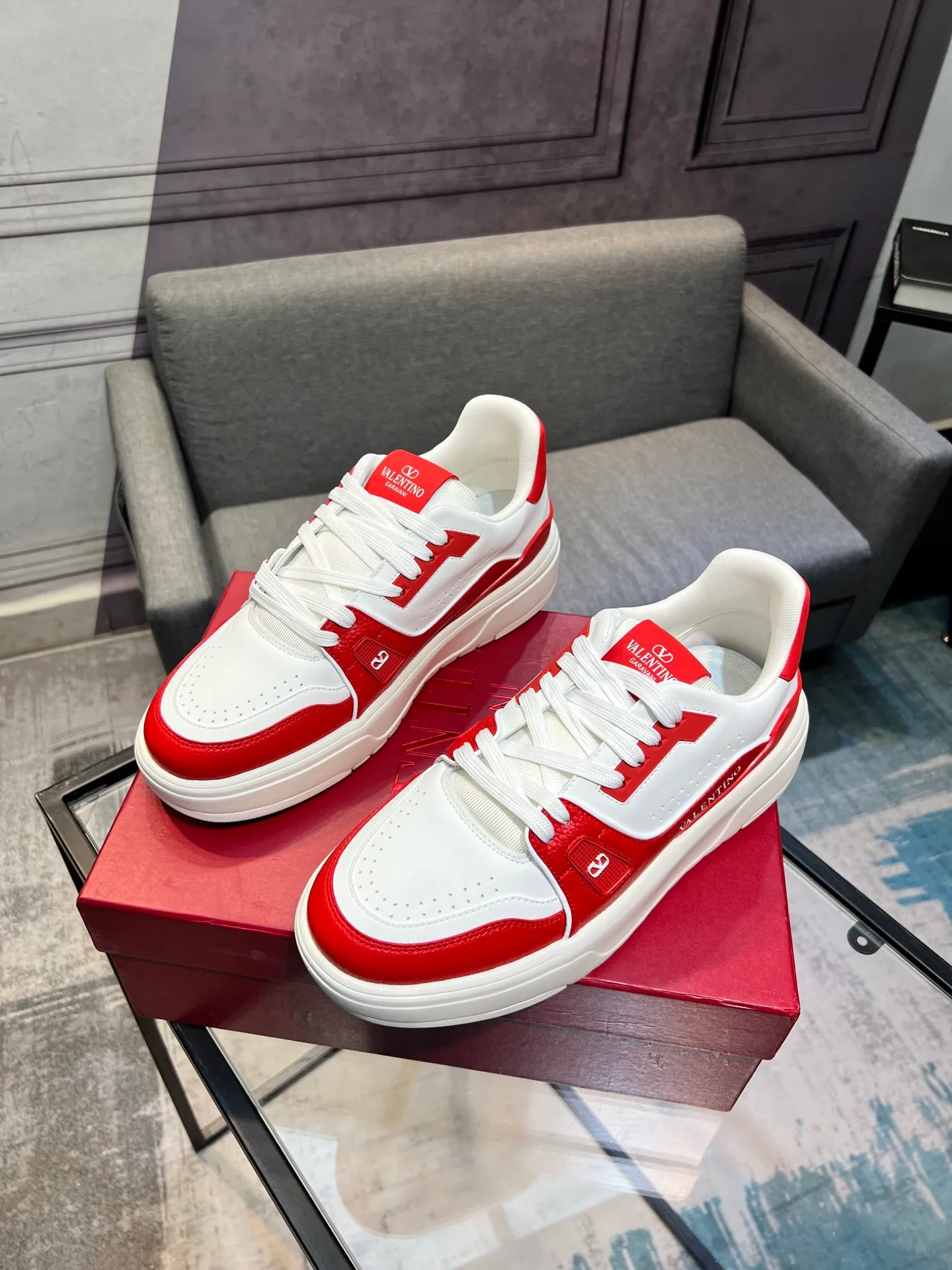 Men's men's shoes 💰660 𝑽𝒂𝒍𝒆𝒏𝒕𝒊𝒏𝒐 Valentino 𝑶𝒏𝒆𝑺𝒕𝒖𝒅 Couple's sneaker series Valentino 2025 latest couple's sneakers, celebrity style, hot sale. The original ZP was purchased and dismantled. Repeated pattern making and modification. I strive to restore the original version 1:1! Top luxury masterpiece, soft and comfortable, combining fashion and leisure, bringing excellent elegant texture and excellent on-foot comfort. Top purchase version upper: imported calfskin surface/original oil edge craftsmanship. Inner: water-dyed cowhide lining. Outsole: original development 𝐓𝐏𝐔 two-color combination outsole. Packaging: original configuration complete package. Code number: 35-44 yards. 34.45 can be customized. Can be customized (self-labeled-no label) order.